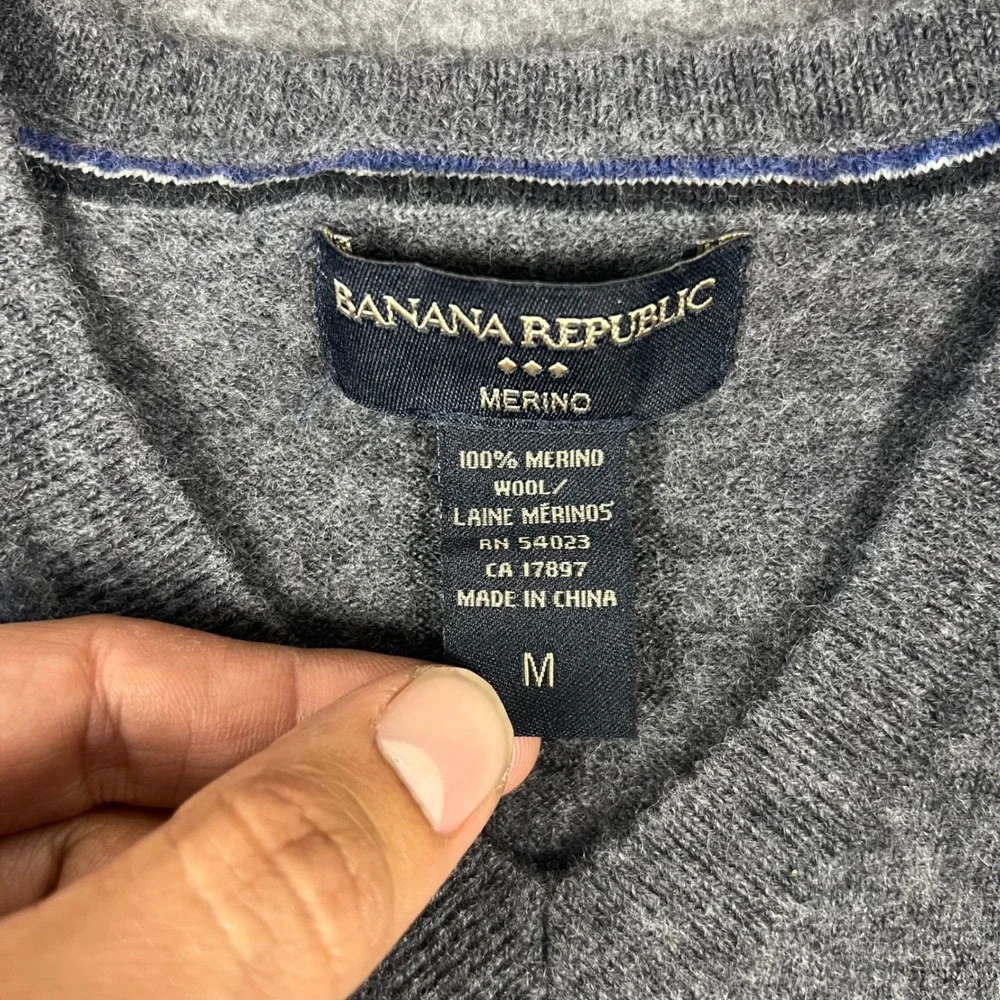 Banana Republic V-Neck Sweater Mens Medium Grey 100% Merino Wool Long Sleeve